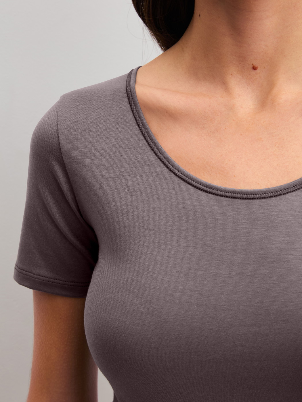 Damen-Model trägt T-Shirt, Rundhals aus Baumwolle in Braun, Einfarbig aus Serie Natural Comfort von CALIDA, Detail