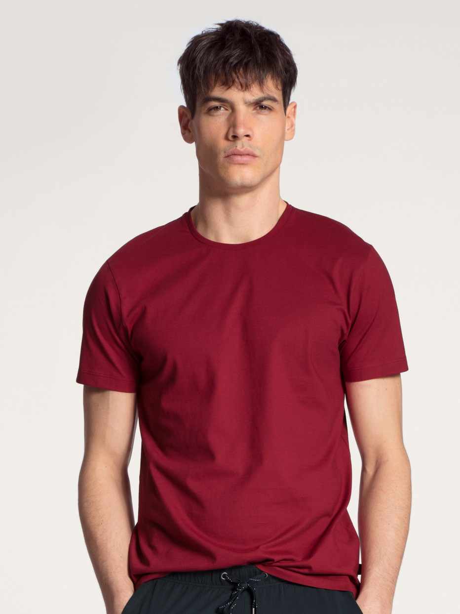 La modella / Il modello Uomo indossa Shirt a manica corta in 100% cotone di colore Rosso, Tinta unita, della serie Remix Basic Sleep di CALIDA, Vista frontale