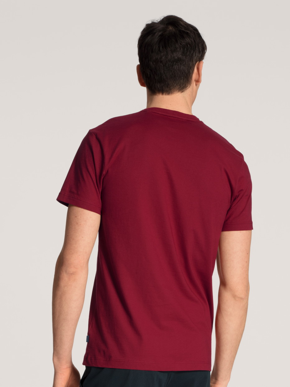 La modella / Il modello Uomo indossa Shirt a manica corta in 100% cotone di colore Rosso, Tinta unita, della serie Remix Basic Sleep di CALIDA, Vista posteriore