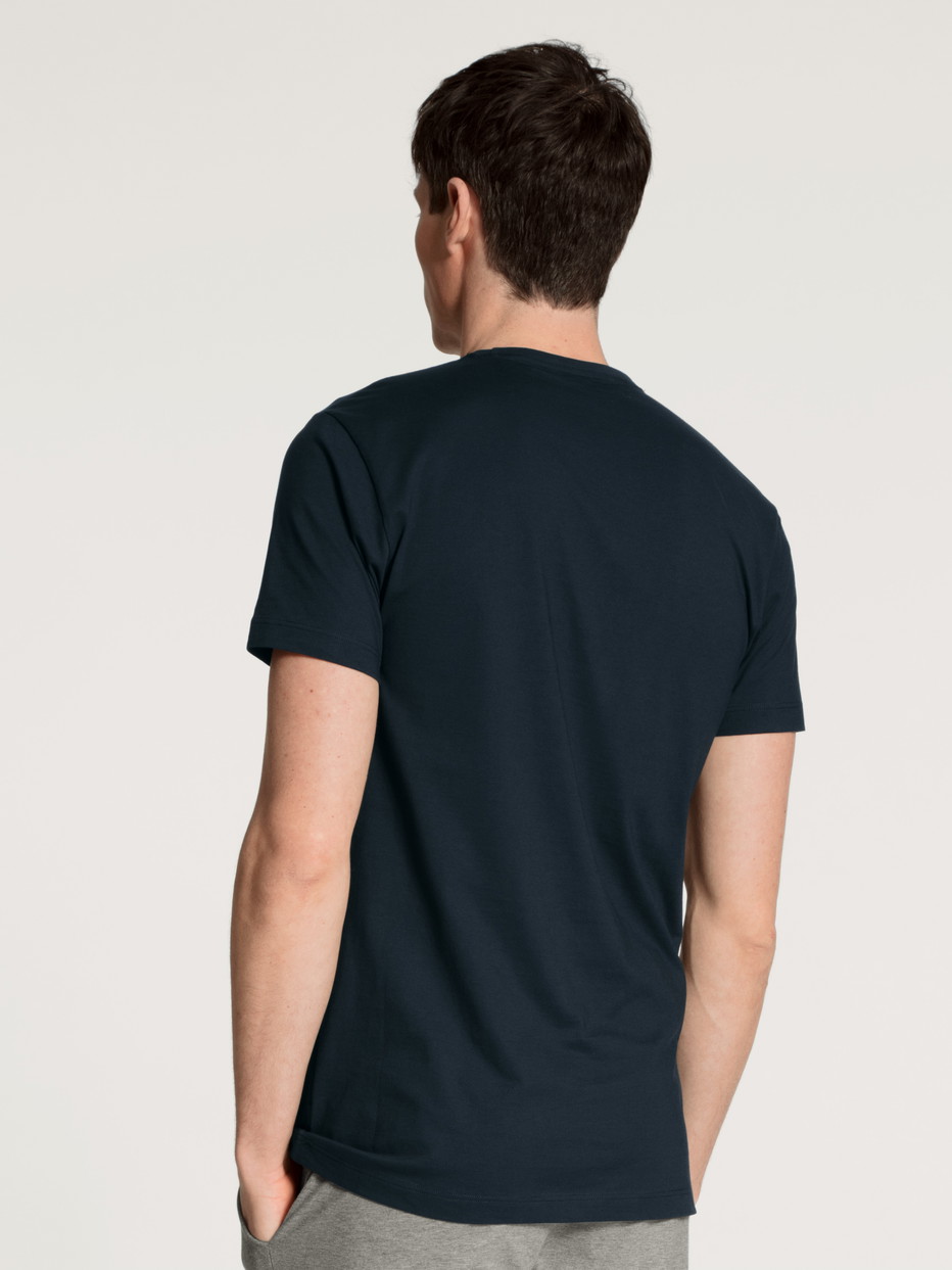 Herren-Model trägt Kurzarm-Shirt, Rundhals aus 100% Baumwolle in Blau, Einfarbig aus Serie Remix Basic Sleep von CALIDA, Rückansicht
