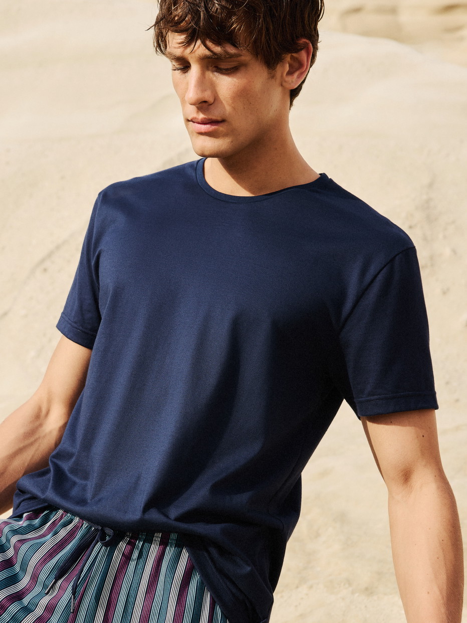 Herren-Model trägt Kurzarm-Shirt, Rundhals aus 100% Baumwolle in Blau, Einfarbig aus Serie Remix Basic Sleep von CALIDA, Vorderansicht