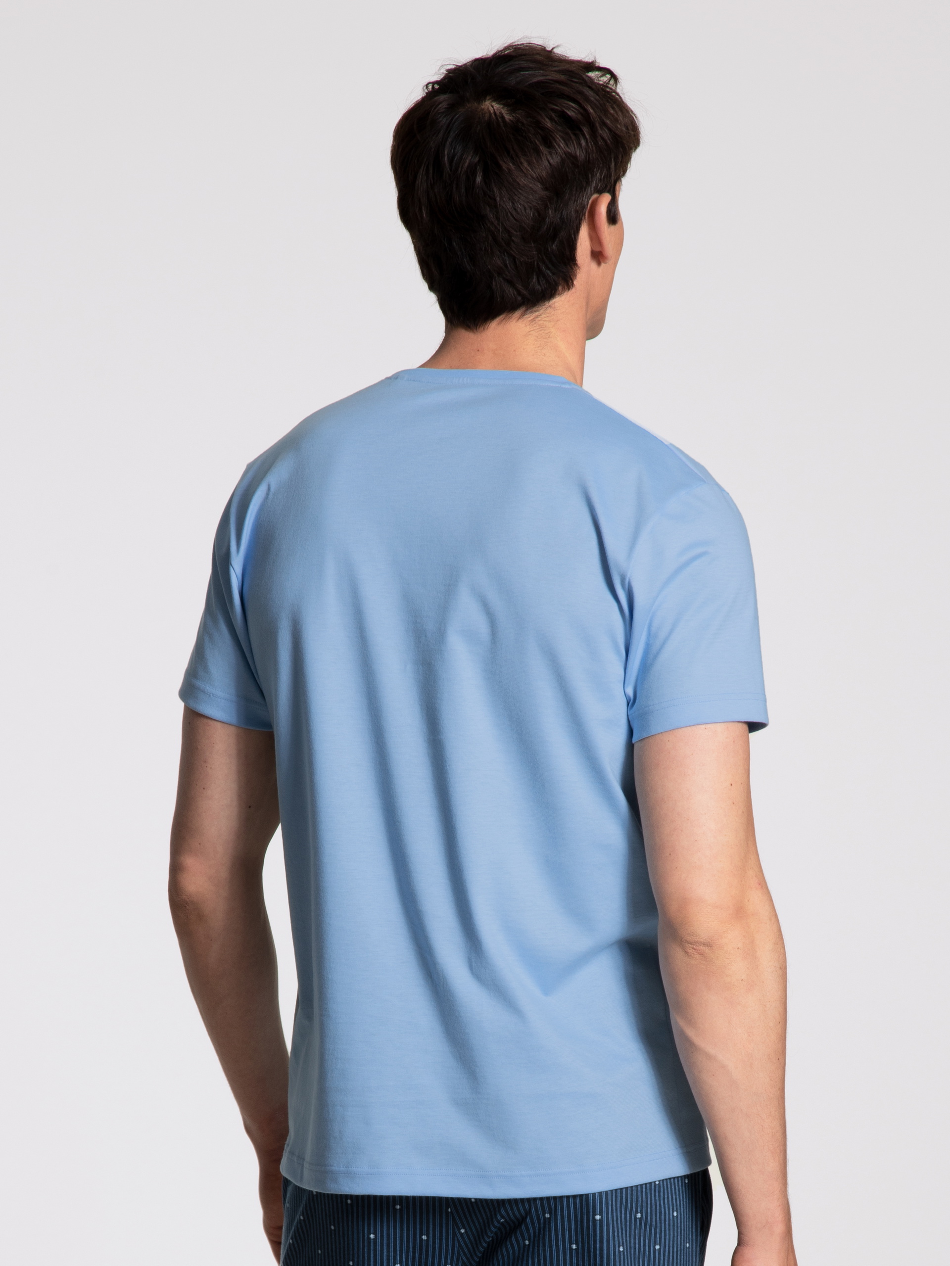 Homme - T-Shirt à manches courtes en 100% coton de couleur Bleu, Unicolore, de la série Remix Basic Sleep de CALIDA, Vue de face, Vue arrière
