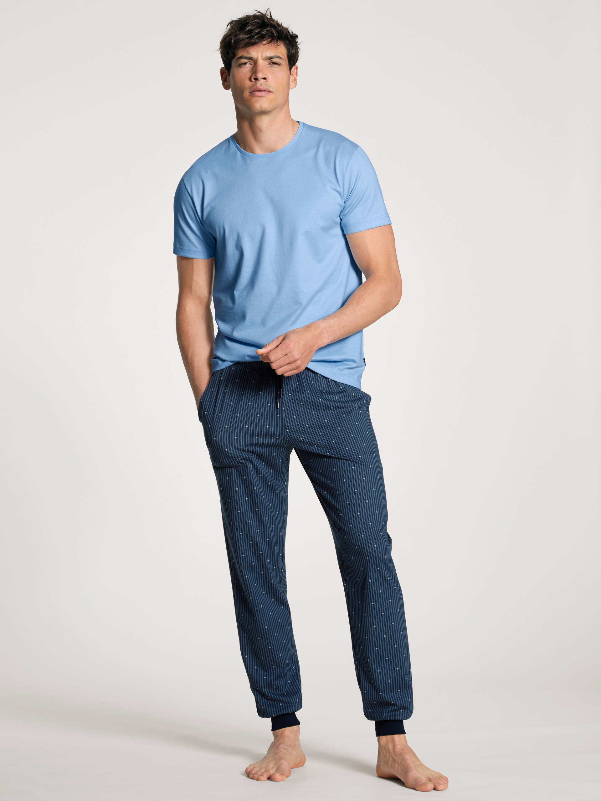 Le mannequin Homme porte le/la T-Shirt à manches courtes en 100% coton de couleur Bleu, Unicolore, de la série Remix Basic Sleep de CALIDA, Vue de face, Tenue