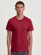 Herren-Model trägt Kurzarm-Shirt aus 100% Baumwolle in Rot, Einfarbig aus Serie Remix Basic Sleep von CALIDA, Vorderansicht