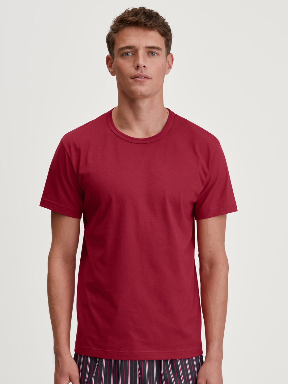 Herren-Model trägt Kurzarm-Shirt aus 100% Baumwolle in Rot, Einfarbig aus Serie Remix Basic Sleep von CALIDA, Vorderansicht