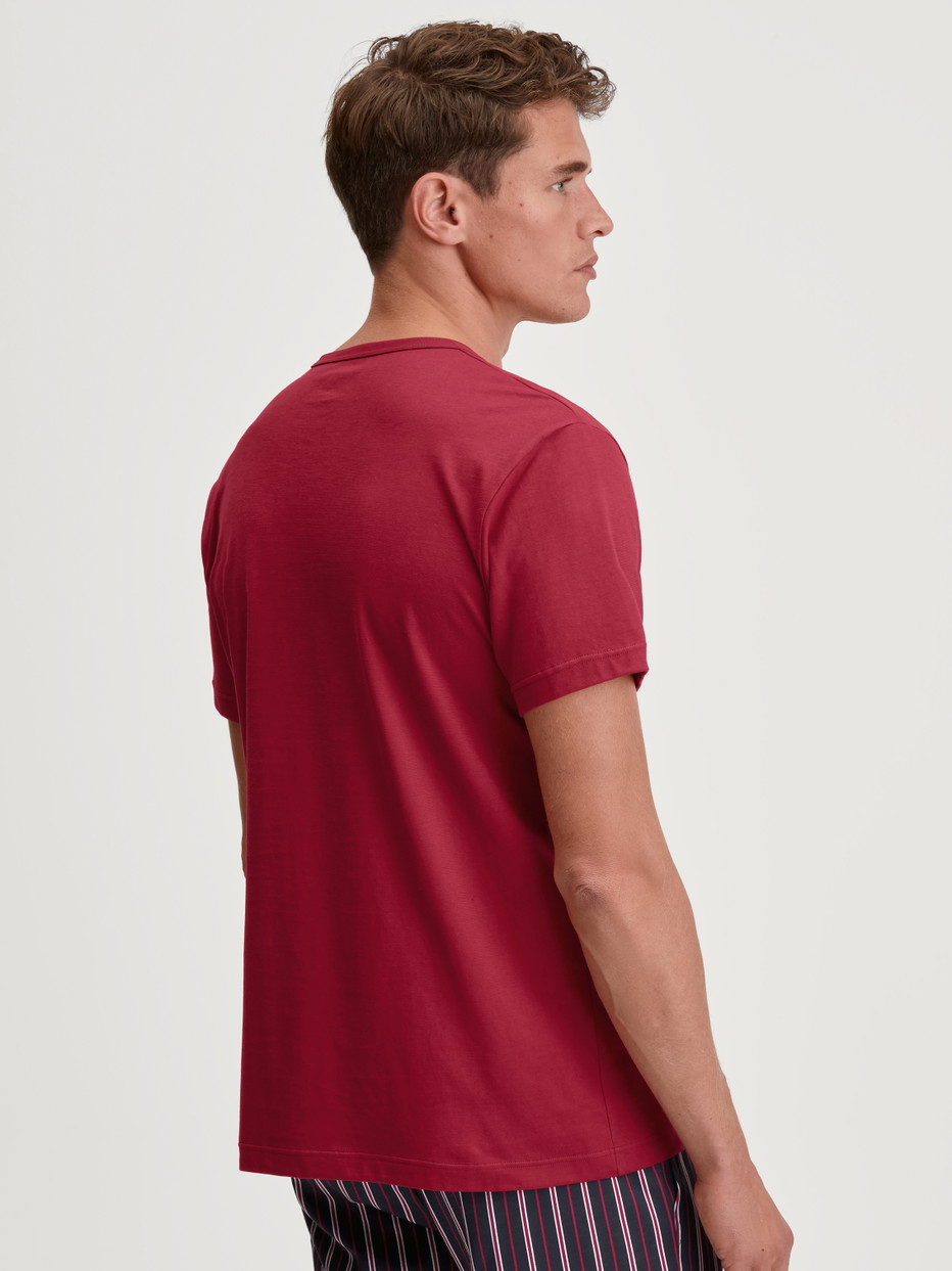 Herren-Model trägt Kurzarm-Shirt aus 100% Baumwolle in Rot, Einfarbig aus Serie Remix Basic Sleep von CALIDA, Vorderansicht