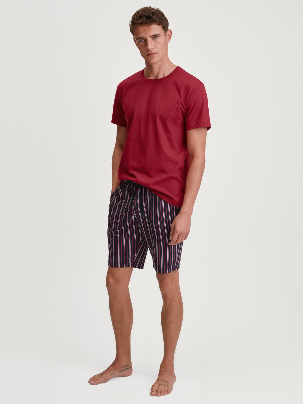 Herren-Model trägt Kurzarm-Shirt aus 100% Baumwolle in Rot, Einfarbig aus Serie Remix Basic Sleep von CALIDA, Outfit