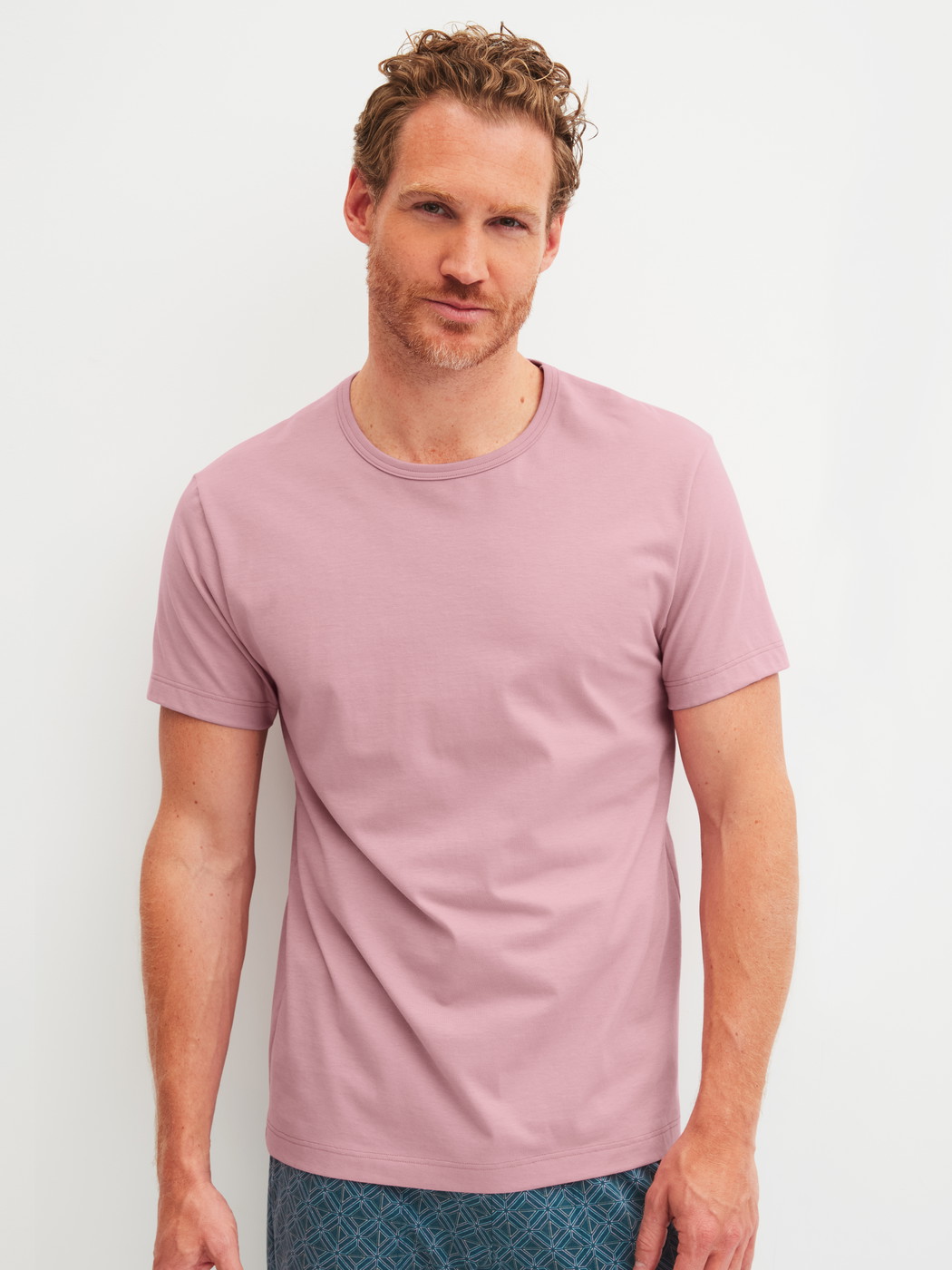 Herren-Model trägt Kurzarm-Shirt aus 100% Baumwolle in Violett, Einfarbig aus Serie RMX Sleep Leisure von CALIDA, Vorderansicht