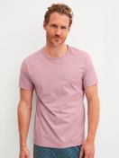 Herren-Model trägt Kurzarm-Shirt aus 100% Baumwolle in Violett, Einfarbig aus Serie RMX Sleep Leisure von CALIDA, Vorderansicht