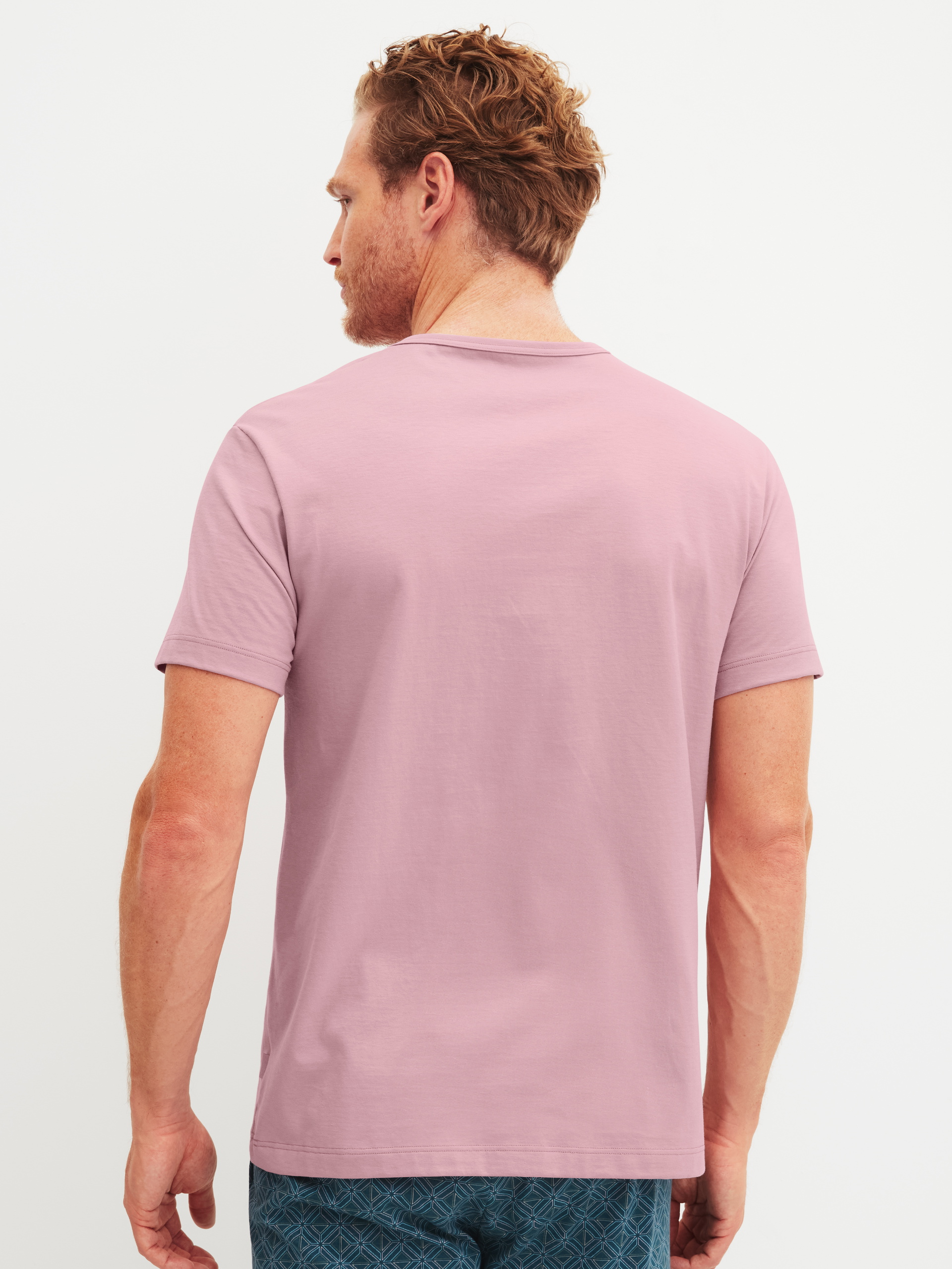 Le mannequin Homme porte le/la T-shirt à manches courtes en 100% coton de couleur Violet, Unicolore, de la série RMX Sleep Leisure de CALIDA, Vue arrière