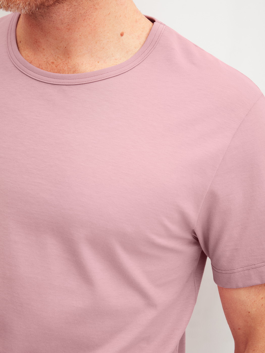 Herren-Model trägt Kurzarm-Shirt aus 100% Baumwolle in Violett, Einfarbig aus Serie RMX Sleep Leisure von CALIDA, Detail