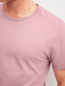 Herren-Model trägt Kurzarm-Shirt aus 100% Baumwolle in Violett, Einfarbig aus Serie RMX Sleep Leisure von CALIDA, Detail