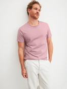 Herren-Model trägt Kurzarm-Shirt aus 100% Baumwolle in Violett, Einfarbig aus Serie RMX Sleep Leisure von CALIDA, Zusatzbild