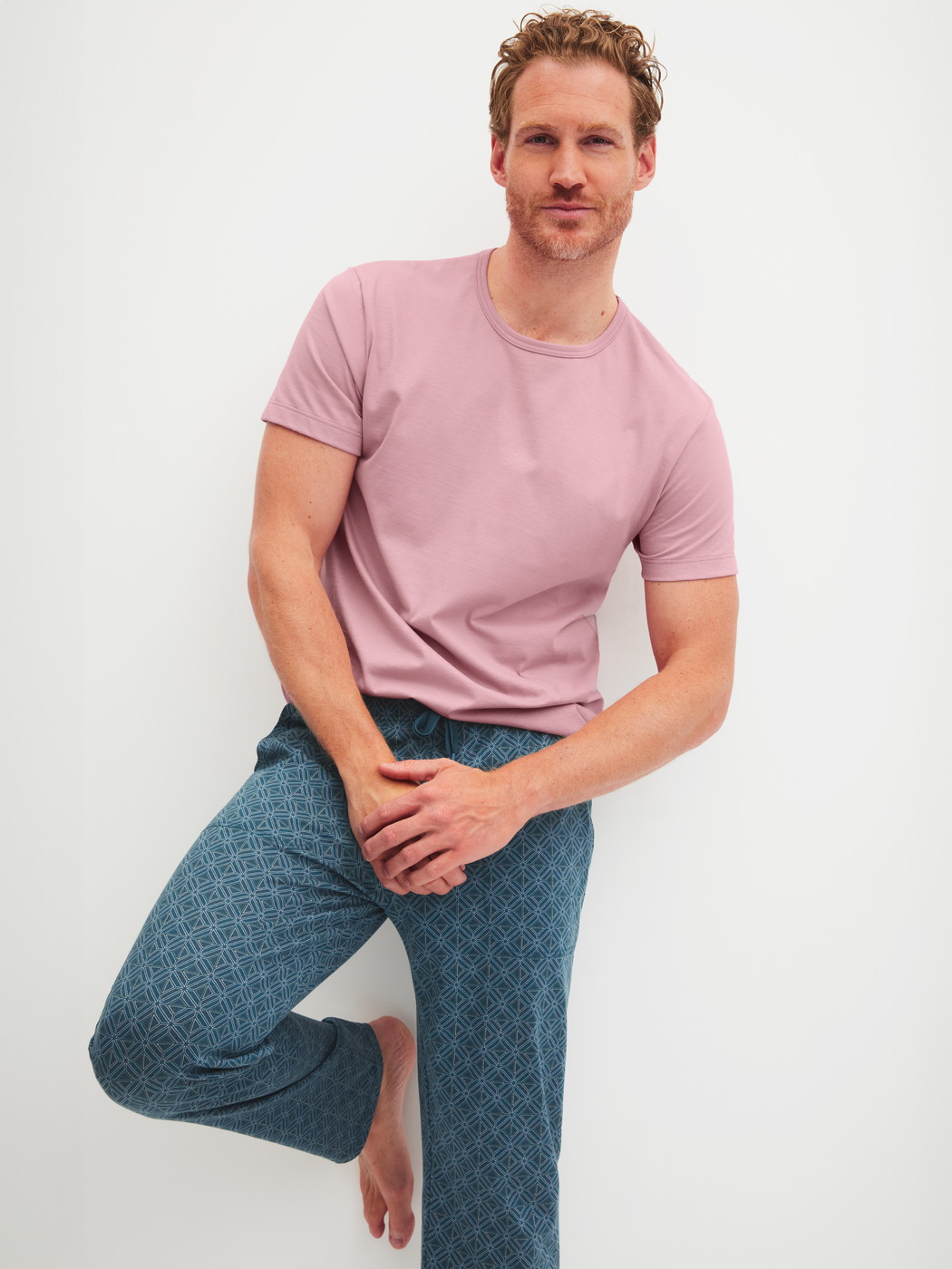 Herren-Model trägt Kurzarm-Shirt aus 100% Baumwolle in Violett, Einfarbig aus Serie RMX Sleep Leisure von CALIDA, Zusatzbild