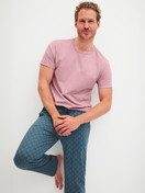 Herren-Model trägt Kurzarm-Shirt aus 100% Baumwolle in Violett, Einfarbig aus Serie RMX Sleep Leisure von CALIDA, Zusatzbild