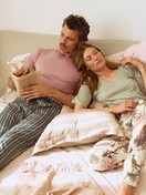 Herren-Model trägt Kurzarm-Shirt aus 100% Baumwolle in Violett, Einfarbig aus Serie RMX Sleep Leisure von CALIDA, Zusatzbild