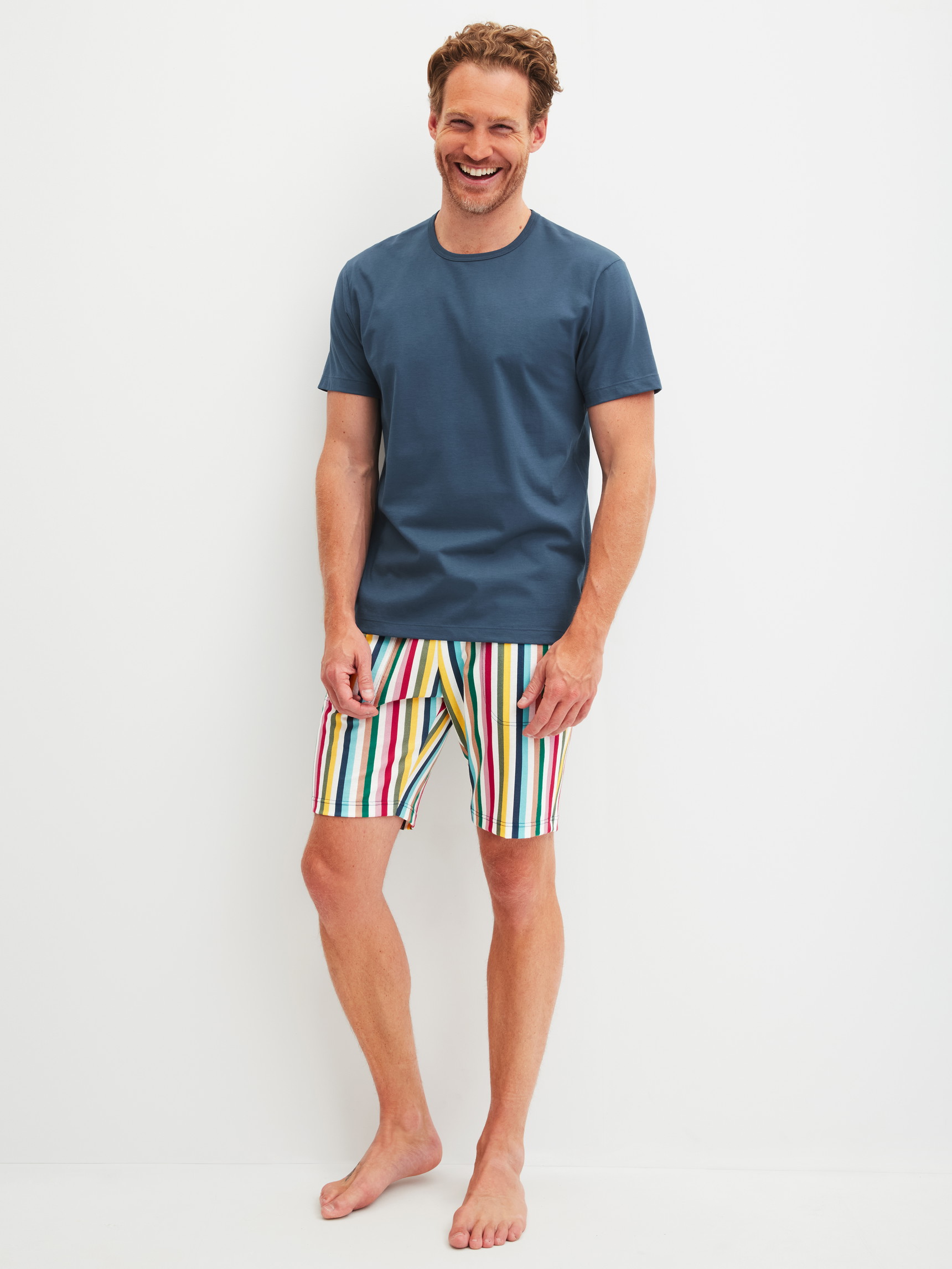 La modella / Il modello Uomo indossa Maglietta a maniche corte in 100% cotone di colore Blu, Tinta unita, della serie RMX Sleep Holiday di CALIDA, Abbigliamento