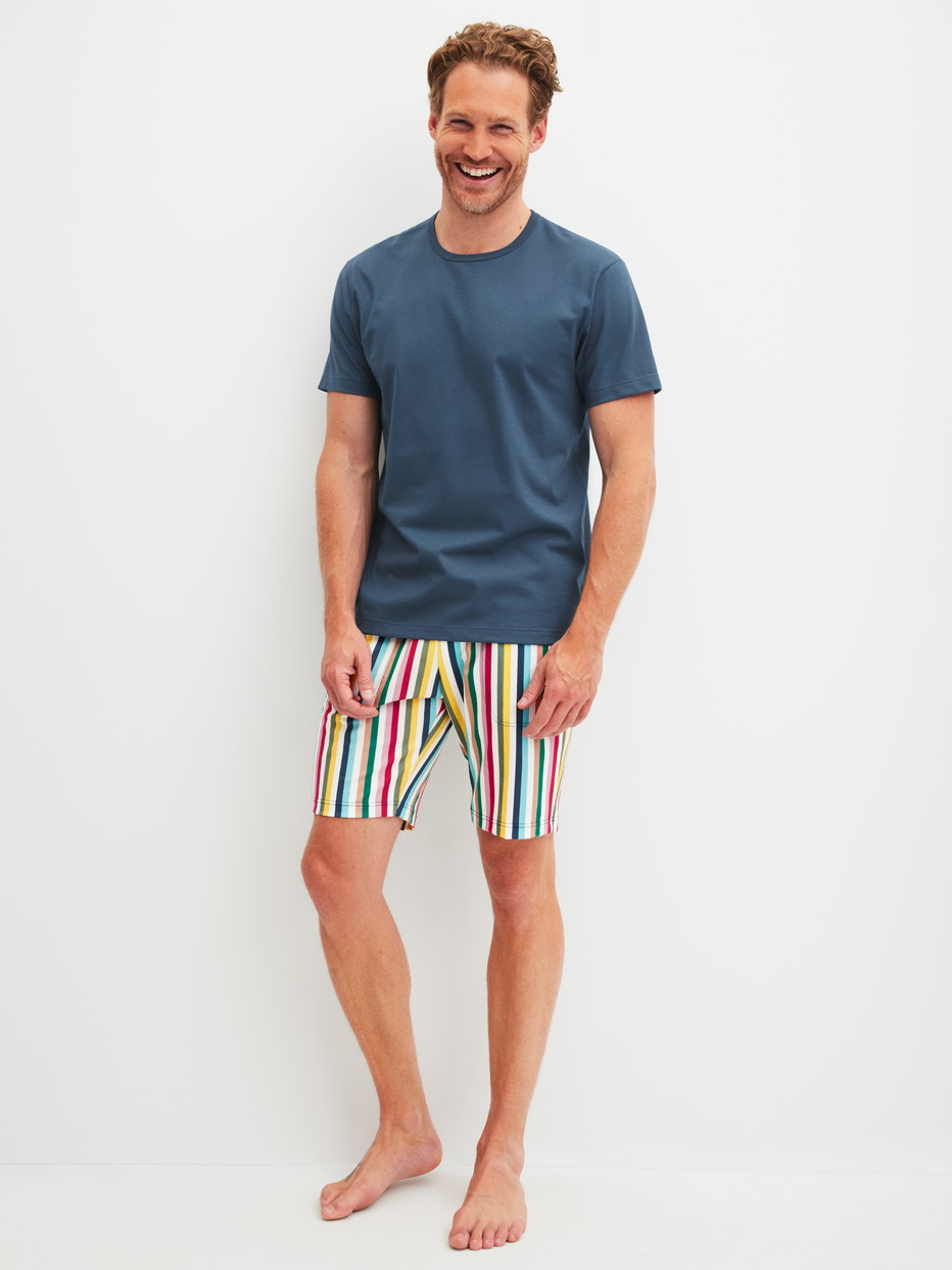 Herren-Model trägt Kurzarm-Shirt aus 100% Baumwolle in Blau, Einfarbig aus Serie RMX Sleep Holiday von CALIDA, Outfit