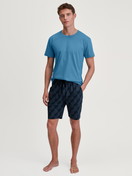 Herren-Model trägt Kurzarm-Shirt aus 100% Baumwolle in Blau, Einfarbig aus Serie RMX Sleep Leisure von CALIDA, Outfit