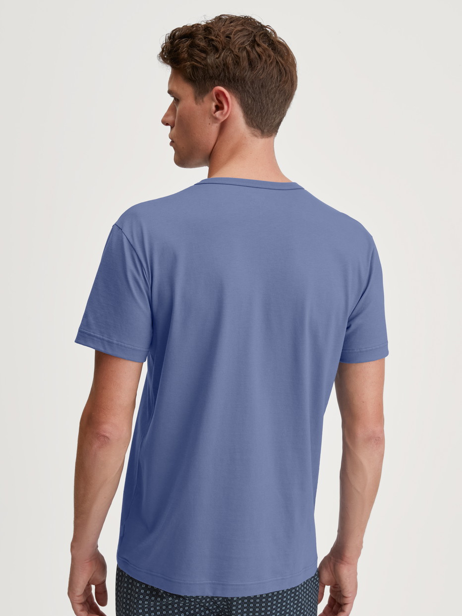 Herren-Model trägt Kurzarm-Shirt aus 100% Baumwolle in Blau, Einfarbig aus Serie Remix Basic Sleep von CALIDA, Rückansicht