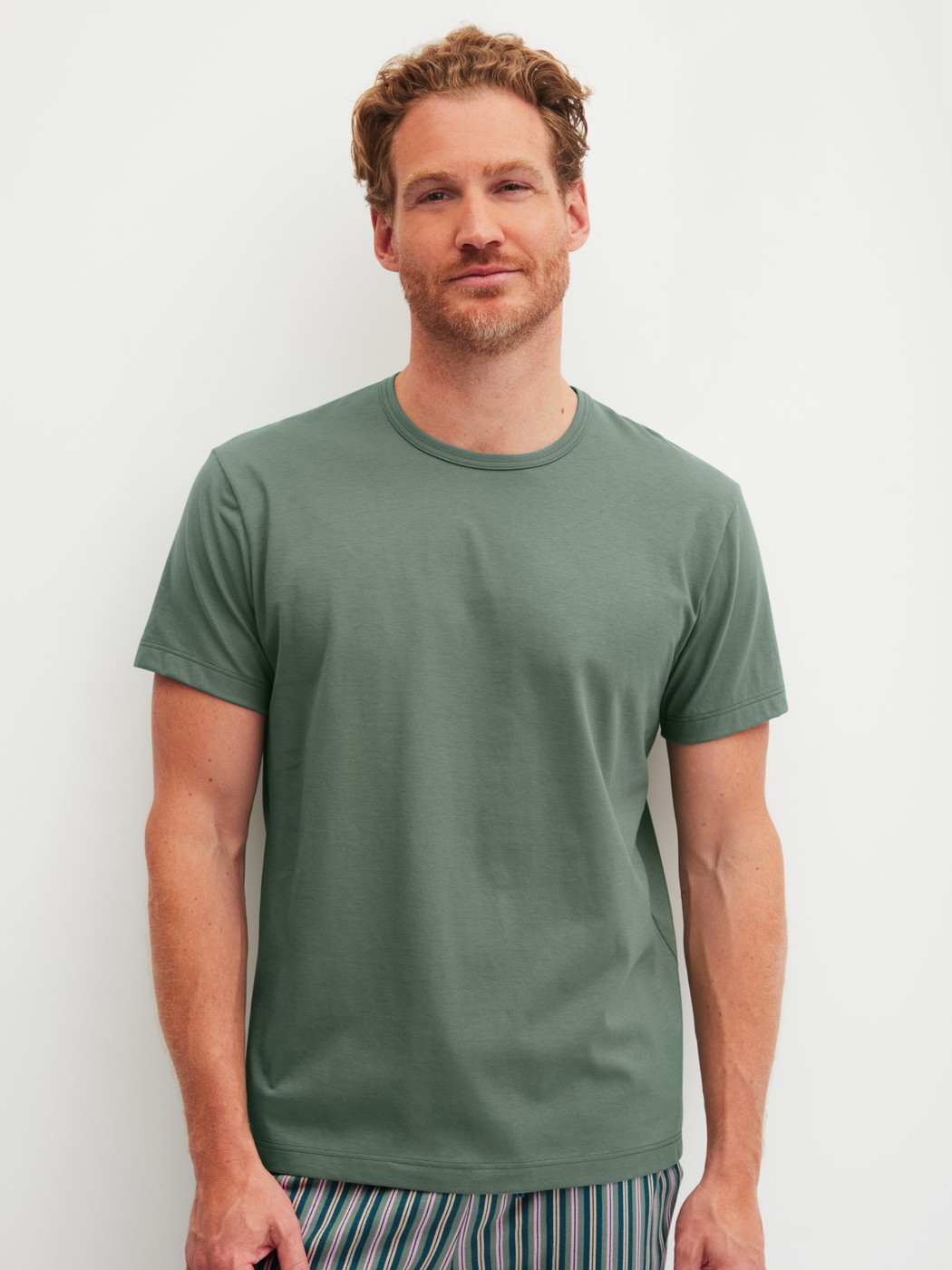 Men model is wearing Short-sleeved shirt made of 100% Cotton in Green, Unicoloured from the RMX Sleep Leisure series by CALIDA, Front view