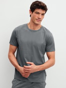 Herren-Model trägt Kurzarm-Shirt aus 100% Baumwolle in Grau, Einfarbig aus Serie RMX Sleep Leisure von CALIDA, Vorderansicht