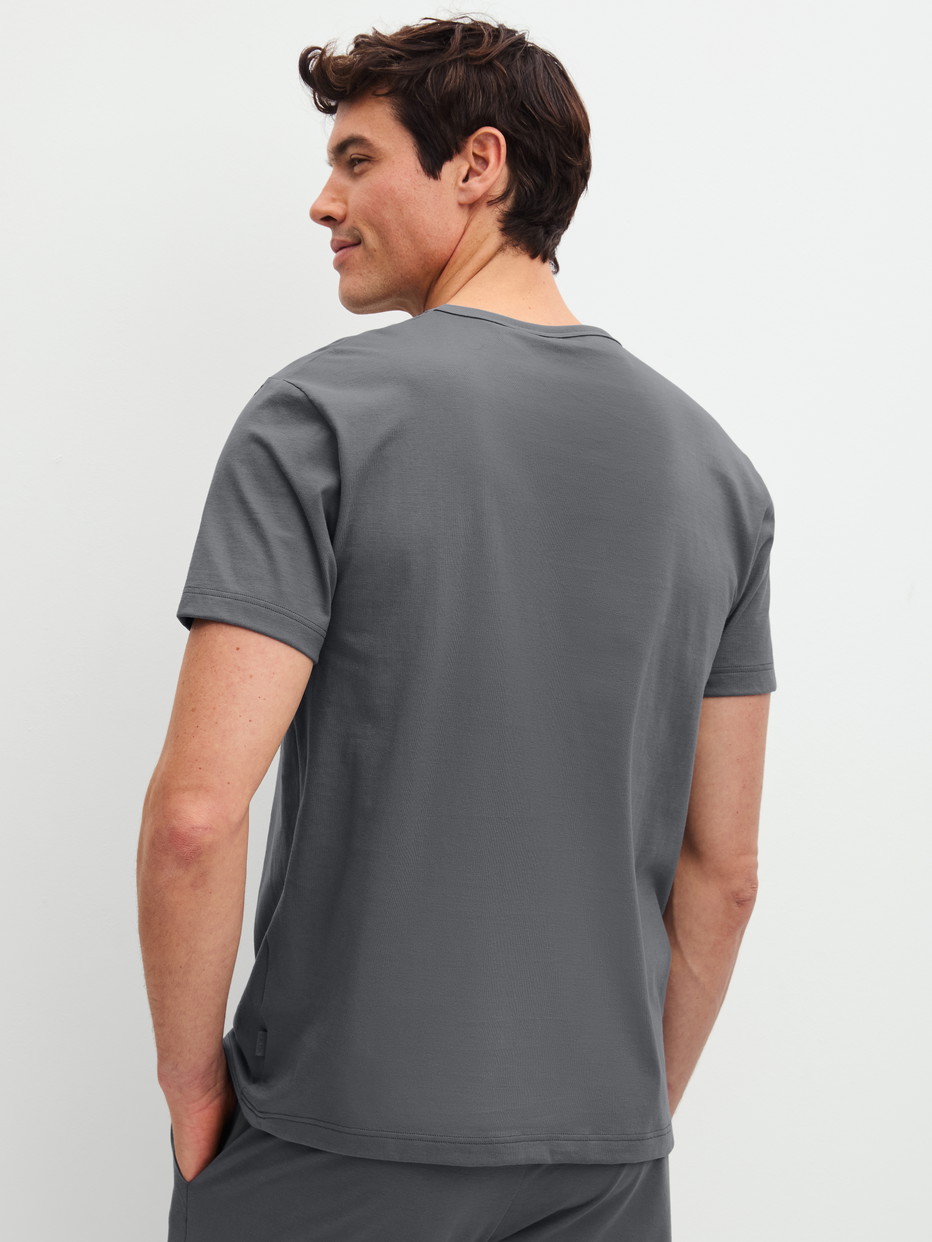 Herren-Model trägt Kurzarm-Shirt aus 100% Baumwolle in Grau, Einfarbig aus Serie RMX Sleep Leisure von CALIDA, Rückansicht