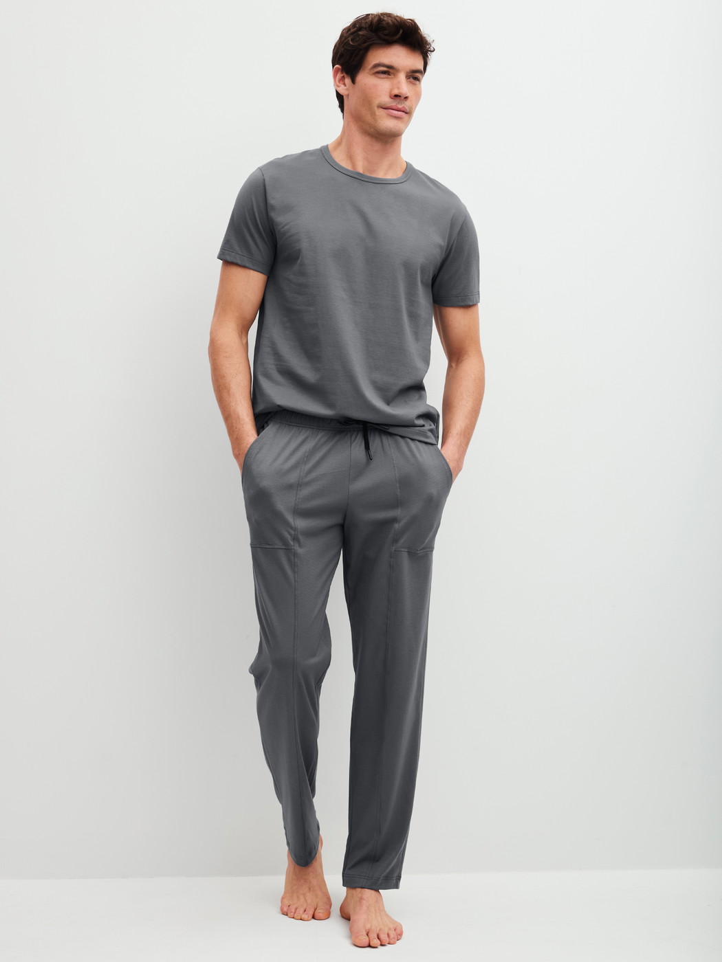 Herren-Model trägt Kurzarm-Shirt aus 100% Baumwolle in Grau, Einfarbig aus Serie RMX Sleep Leisure von CALIDA, Outfit