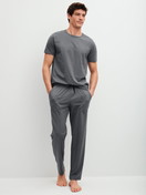 Herren-Model trägt Kurzarm-Shirt aus 100% Baumwolle in Grau, Einfarbig aus Serie RMX Sleep Leisure von CALIDA, Outfit