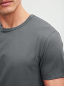 Herren-Model trägt Kurzarm-Shirt aus 100% Baumwolle in Grau, Einfarbig aus Serie RMX Sleep Leisure von CALIDA, Detail