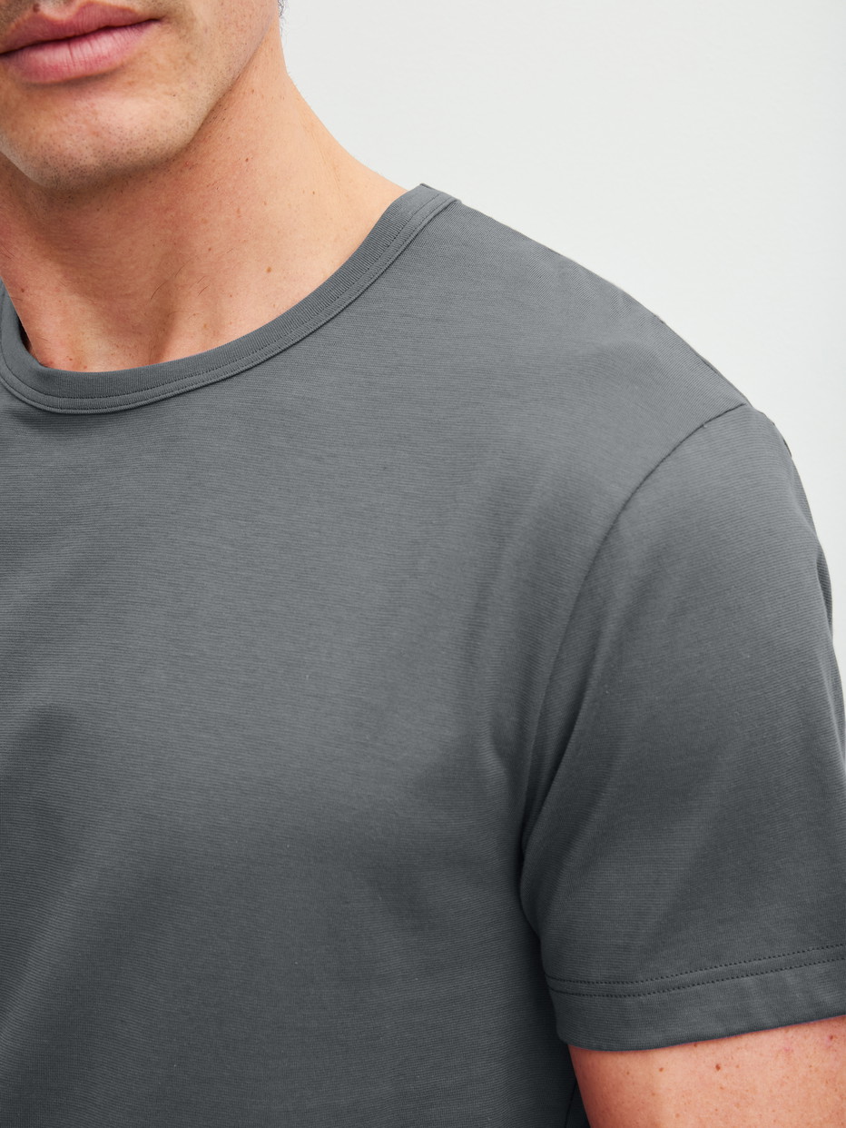 Herren-Model trägt Kurzarm-Shirt aus 100% Baumwolle in Grau, Einfarbig aus Serie RMX Sleep Leisure von CALIDA, Detail
