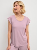 Damen-Model trägt Kurzarm-Shirt aus Modal in Violett, Einfarbig aus Serie DSW Balancing von CALIDA, Vorderansicht