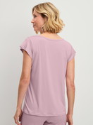 Damen-Model trägt Kurzarm-Shirt aus Modal in Violett, Einfarbig aus Serie DSW Balancing von CALIDA, Rückansicht