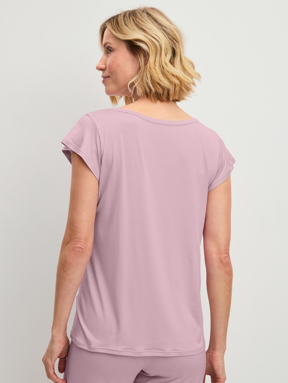 La modella / Il modello Donna indossa Shirt a manica corta in Modal di colore Viola, Tinta unita, della serie DSW Balancing di CALIDA, Vista posteriore