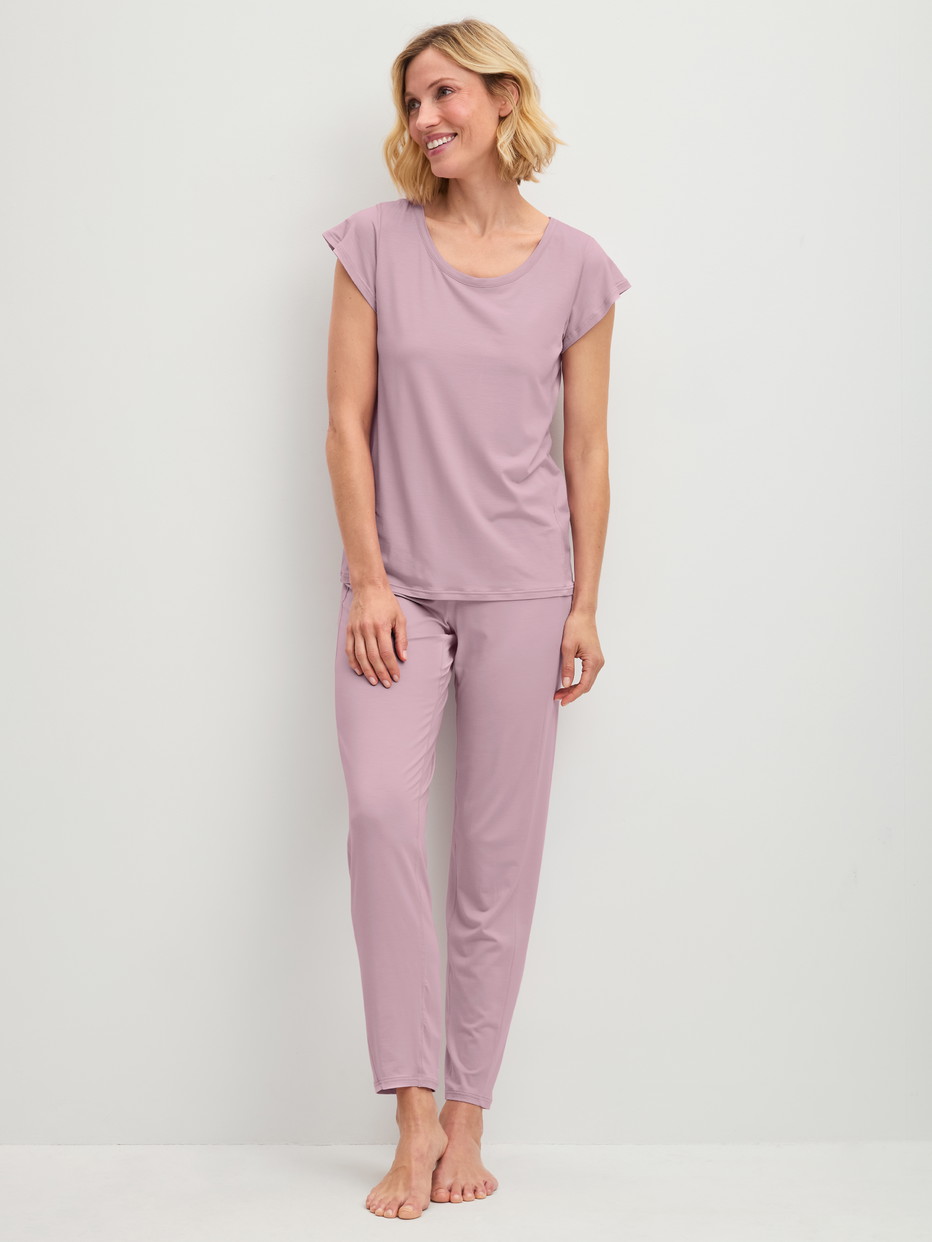 La modella / Il modello Donna indossa Shirt a manica corta in Modal di colore Viola, Tinta unita, della serie DSW Balancing di CALIDA, Abbigliamento