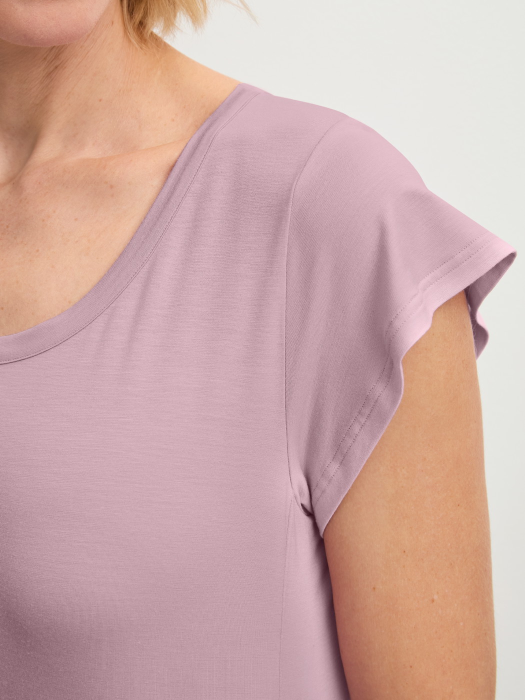 Damen-Model trägt Kurzarm-Shirt aus Modal in Violett, Einfarbig aus Serie DSW Balancing von CALIDA, Detail