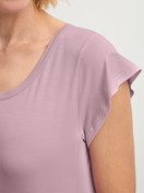 Damen-Model trägt Kurzarm-Shirt aus Modal in Violett, Einfarbig aus Serie DSW Balancing von CALIDA, Detail