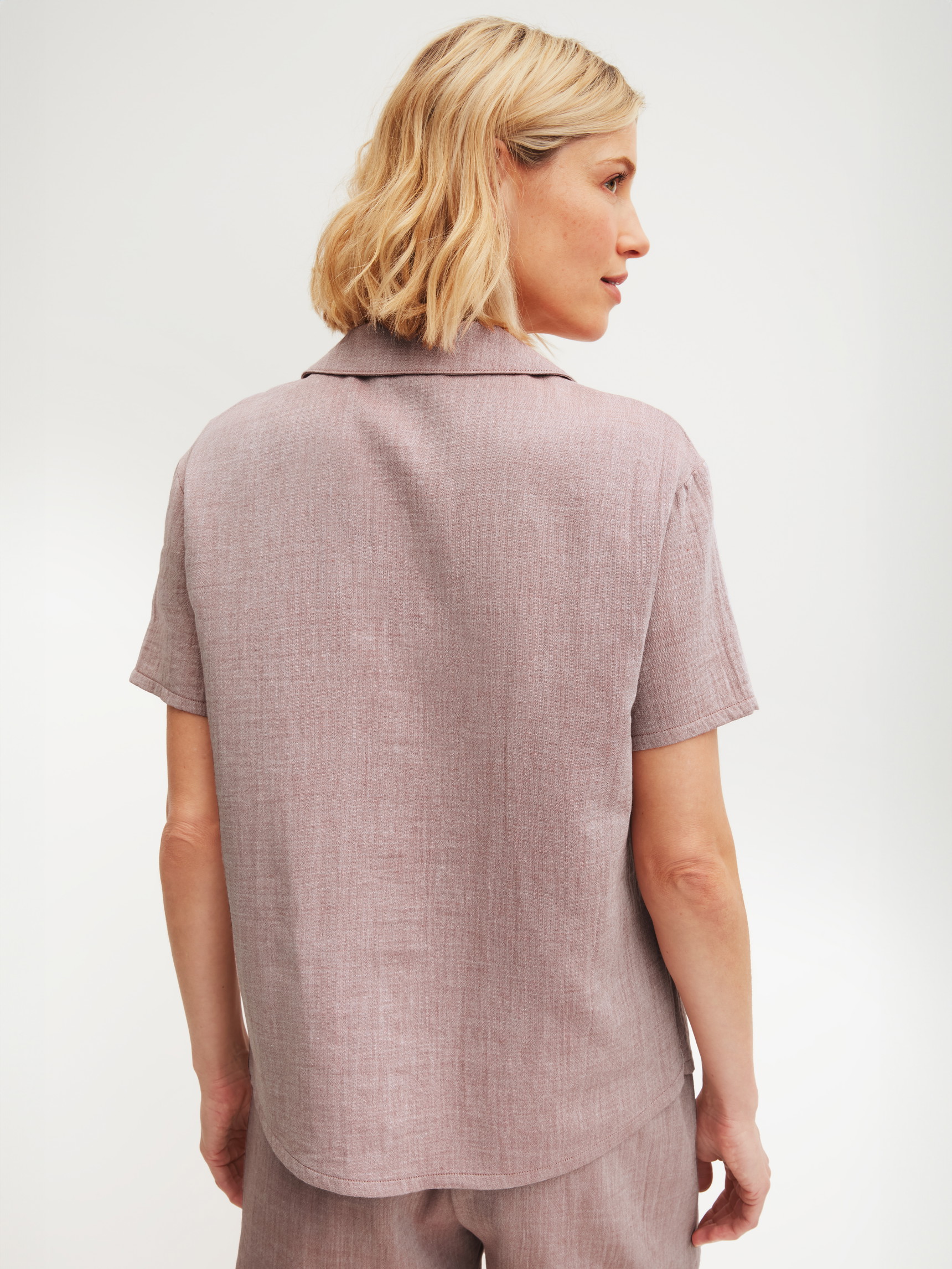 Damen-Model trägt Kurzarm-Shirt mit Knöpfen aus 100% Baumwolle in Braun, Einfarbig aus Serie Favourites Tiles von CALIDA, Rückansicht