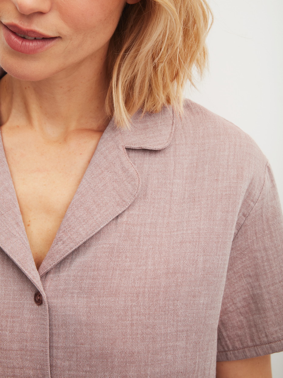 Damen-Model trägt Kurzarm-Shirt mit Knöpfen aus 100% Baumwolle in Braun, Einfarbig aus Serie Favourites Tiles von CALIDA, Detail
