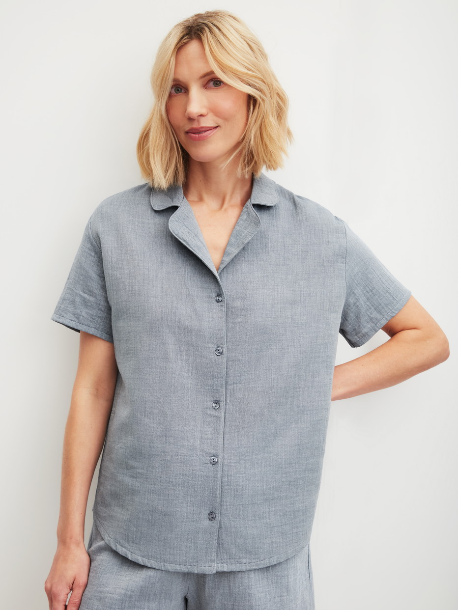 Damen-Model trägt Kurzarm-Shirt mit Knöpfen aus 100% Baumwolle in Blau, Einfarbig aus Serie Favourites Tiles von CALIDA, Vorderansicht