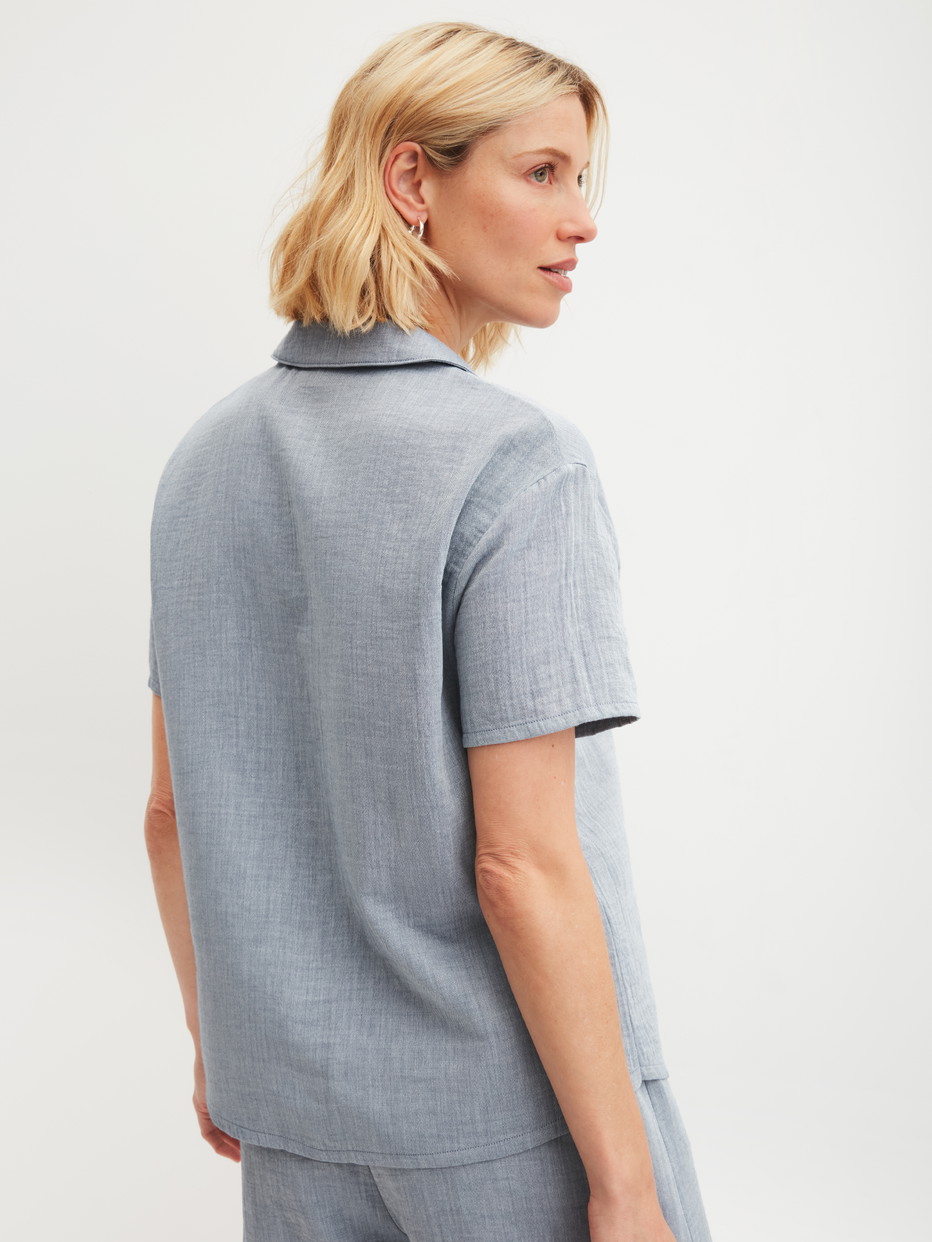 Damen-Model trägt Kurzarm-Shirt mit Knöpfen aus 100% Baumwolle in Blau, Einfarbig aus Serie Favourites Tiles von CALIDA, Rückansicht