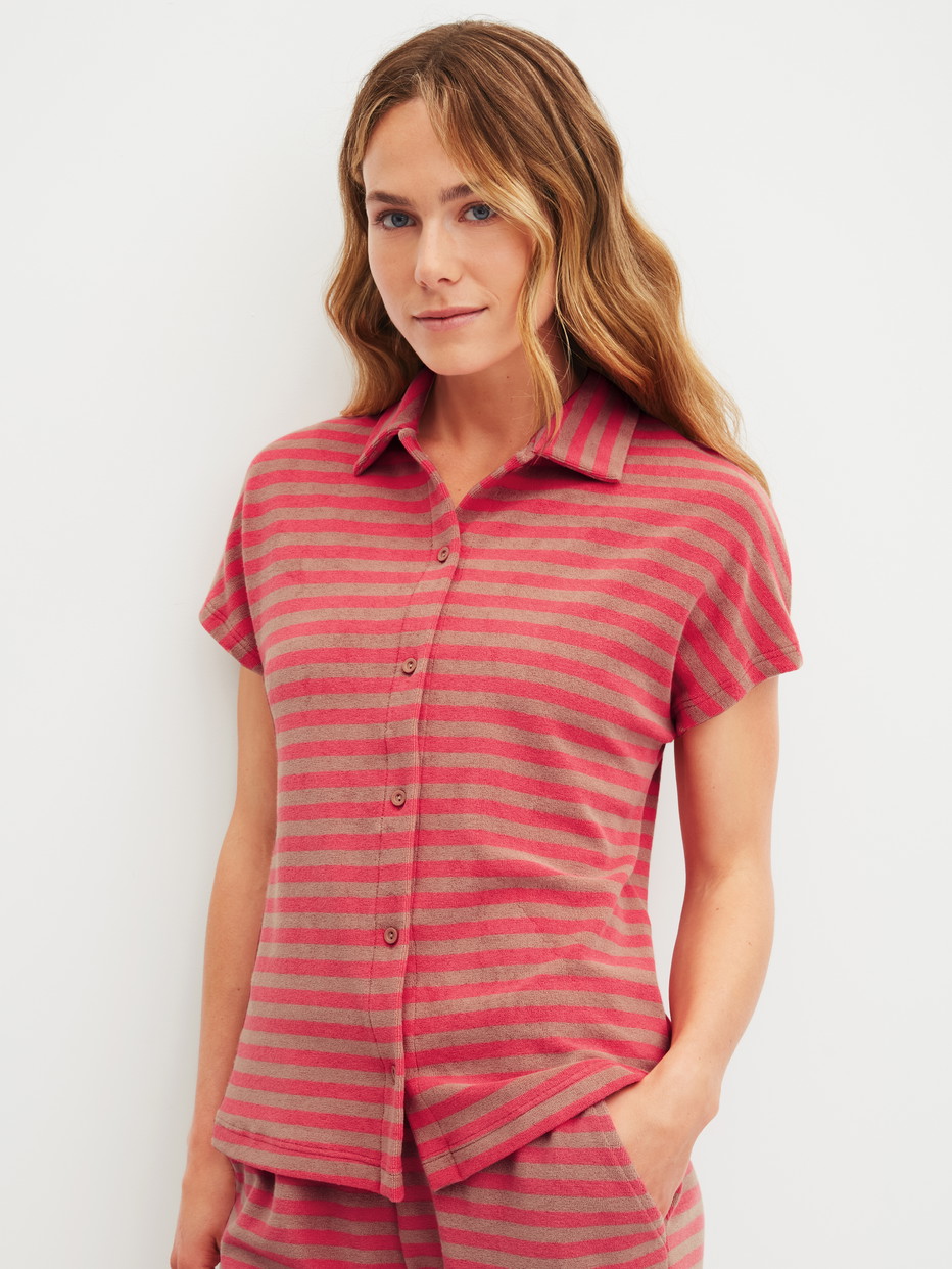 Damen-Model trägt Kurzarm-Shirt mit Knöpfen aus Terry aus Baumwolle in Braun, Gestreift aus Serie Lounge Stripe von CALIDA, Vorderansicht