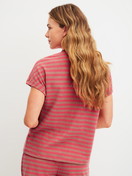 Damen-Model trägt Kurzarm-Shirt mit Knöpfen aus Terry aus Baumwolle in Braun, Gestreift aus Serie Lounge Stripe von CALIDA, Rückansicht