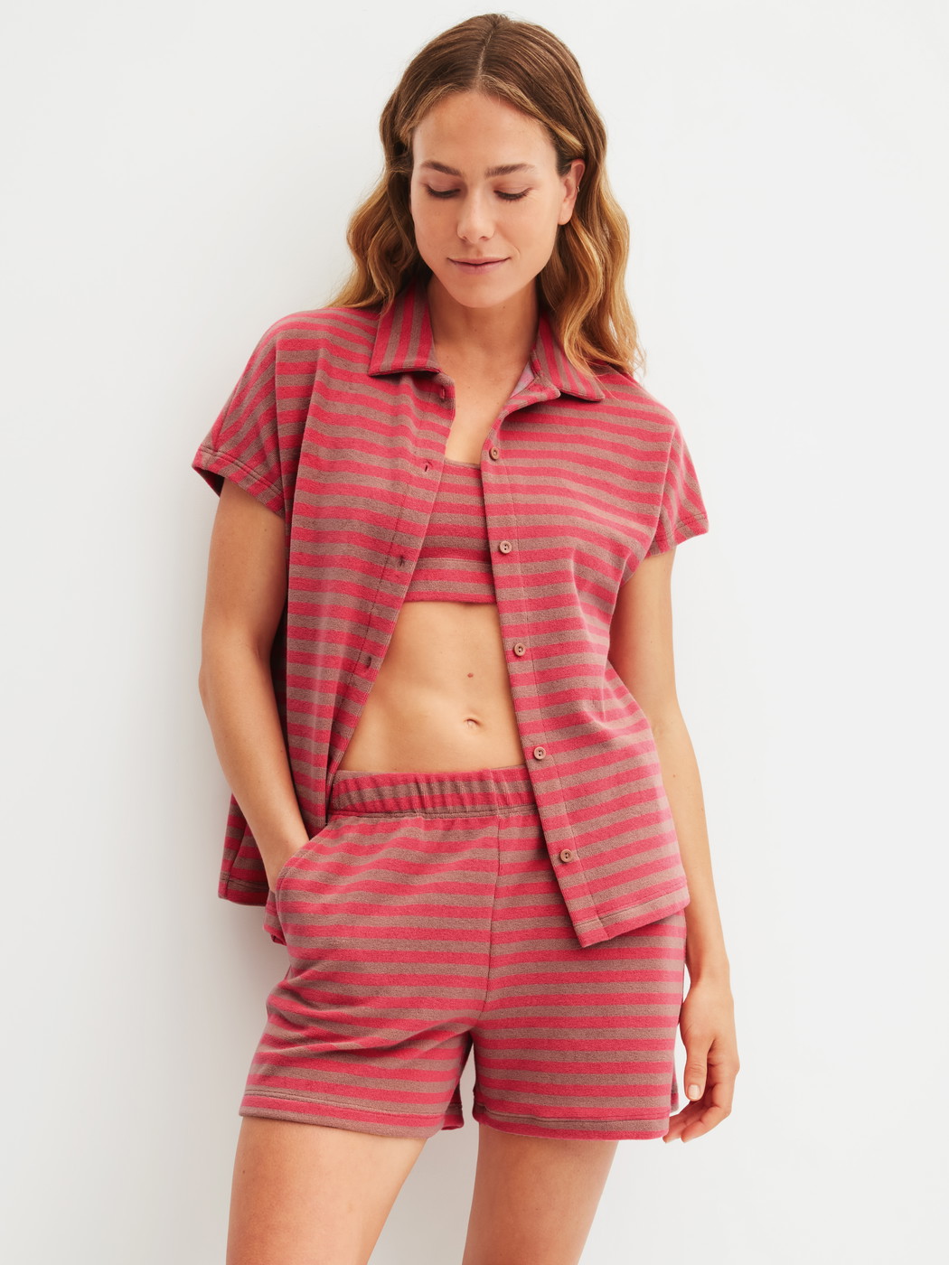 Damen-Model trägt Kurzarm-Shirt mit Knöpfen aus Terry aus Baumwolle in Braun, Gestreift aus Serie Lounge Stripe von CALIDA, Outfit