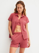Damen-Model trägt Kurzarm-Shirt mit Knöpfen aus Terry aus Baumwolle in Braun, Gestreift aus Serie Lounge Stripe von CALIDA, Outfit