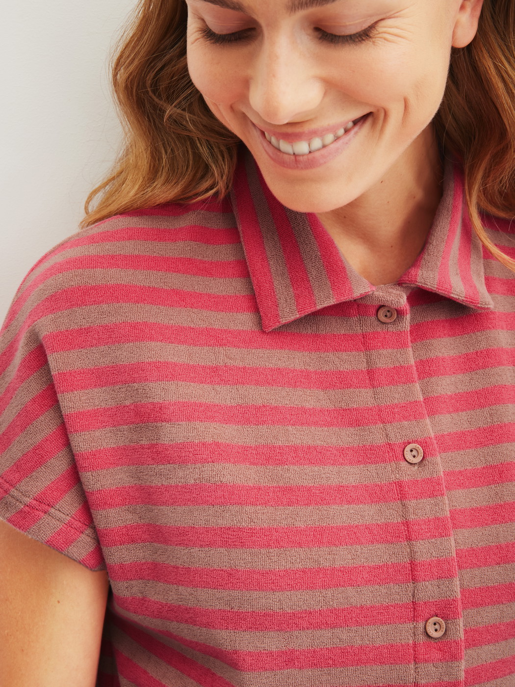 Damen-Model trägt Kurzarm-Shirt mit Knöpfen aus Terry aus Baumwolle in Braun, Gestreift aus Serie Lounge Stripe von CALIDA, Detail