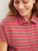 Damen-Model trägt Kurzarm-Shirt mit Knöpfen aus Terry aus Baumwolle in Braun, Gestreift aus Serie Lounge Stripe von CALIDA, Detail