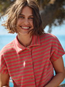 Damen-Model trägt Kurzarm-Shirt mit Knöpfen aus Terry aus Baumwolle in Braun, Gestreift aus Serie Lounge Stripe von CALIDA, Zusatzbild