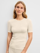 La modella / Il modello Donna indossa Maglietta a maniche corte in lana-seta in Lana di colore Beige, Tinta unita, della serie Silky Wool Soft di CALIDA, Vista frontale