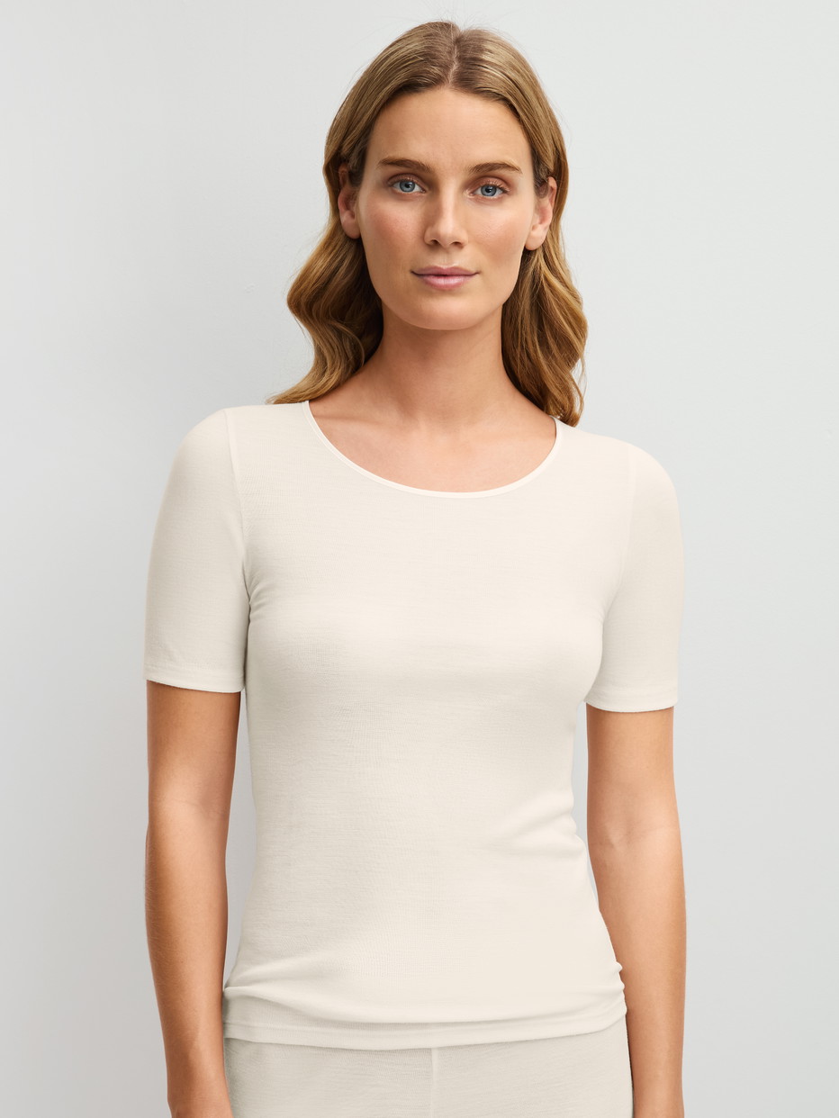 Damen-Model trägt Kurzarm-Shirt aus Wolle-Seide aus Wolle in Beige, Einfarbig aus Serie True Confidence von CALIDA, Vorderansicht